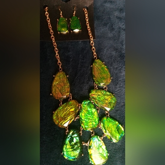 Green Stone Necklace, Earrings and Bracelet Set - Picture 4 of 4